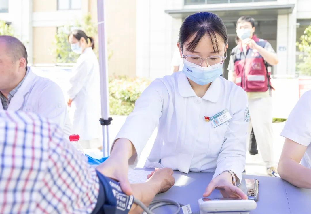 濱江區衛健局聯合長河街道開展“‘醫’路護航 健康亞運”系列義診活動3.jpg 濱江區衛健局聯合長河街道開展“‘醫’路護航 健康亞運”系列義診活動3.jpg