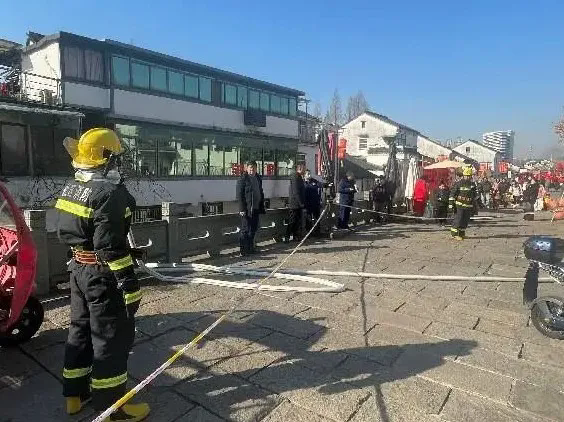 把好節(jié)前“安全關(guān)” 群眾過(guò)好安全年.webp.png