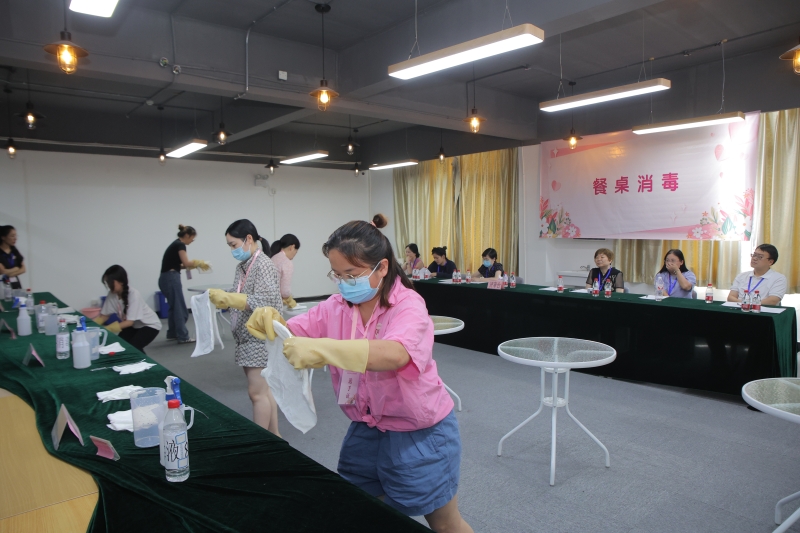 07 餐桌消毒.jpg 07 餐桌消毒.jpg