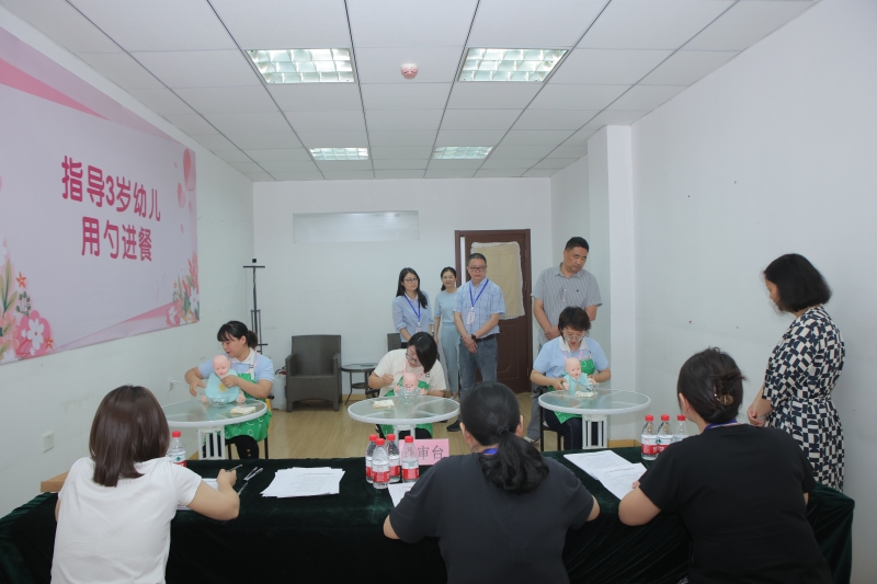 04指導3歲幼兒用勺進餐.jpg 04指導3歲幼兒用勺進餐.jpg