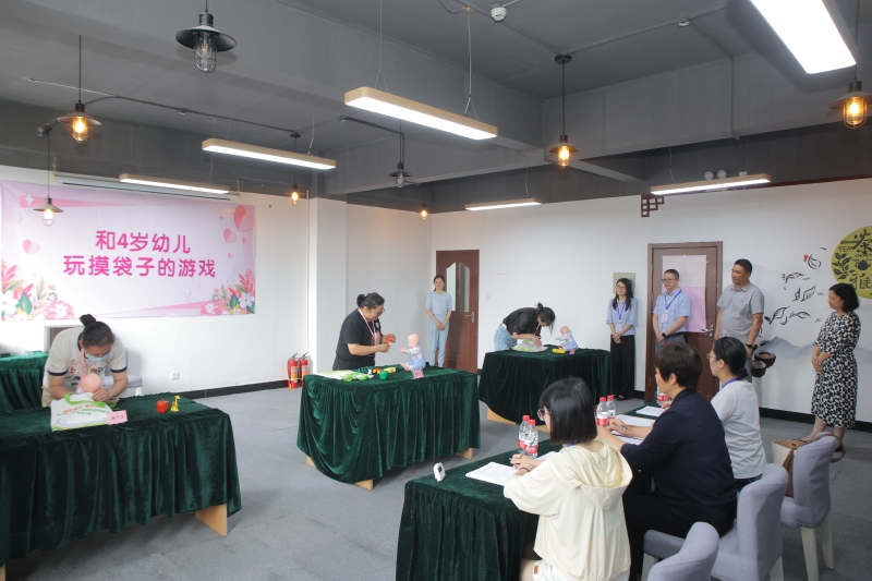 05和4歲幼兒玩摸袋子游戲.jpg 05和4歲幼兒玩摸袋子游戲.jpg