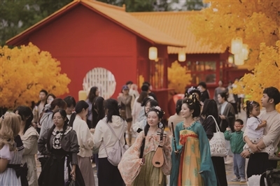 銀杏配紅墻 濱江人有自己的“小故宮”.jpg